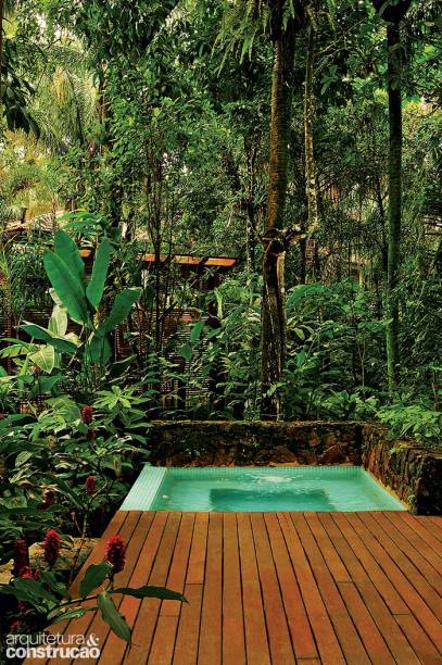 A poucos passos do mar de Ubatuba, SP, este oásis imita a premissa da casa e se camufla na mata. “Aproveitamos a exuberância do local para acrescentar a piscina, dotada de hidromassagem e aquecimento. Quem estiver em busca de sol percorre mais alguns metros e alcança a praia”, resume, brincando, o paisagista Alex Hanazaki, autor da proposta. O quadrado de alvenaria, que mede 2 x 2 m e tem apenas 0,50 m de profundidade, exibe revestimento de pastilhas de vidro (Glass Mosaic, ref. K 81-3).