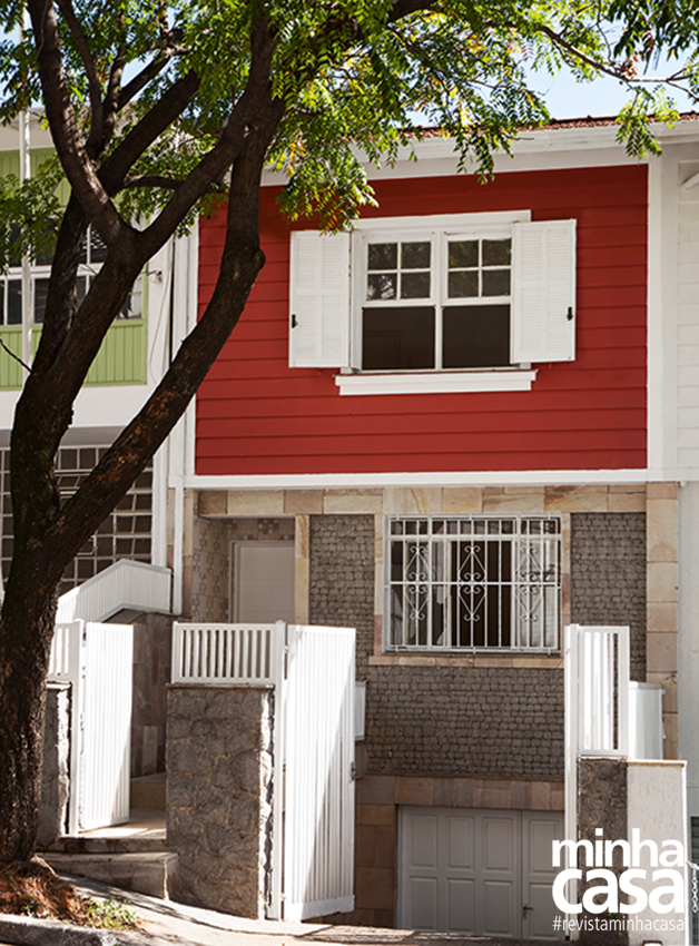 No andar de cima, reina o cimentício no estilo clapboard siding (formato de tábuas horizontais em escamas), que ganhou cor Tomate Seco, da Suvinil (Tintas MC). Para emoldurar a caixa superior da construção e as janelas, pincelou-se tinta branca, como no portão (similar: duas folhas de 3 x 2,30 m, entrada social de 0,90 x 2,30 m e gradil de 1 x 0,50 m, de metalon galvanizado; SP Portões). No andar de cima, reina o cimentício no estilo clapboard siding (formato de tábuas horizontais em escamas), que ganhou cor Tomate Seco, da Suvinil (Tintas MC). Para emoldurar a caixa superior da construção e as janelas, pincelou-se tinta branca, como no portão (similar: duas folhas de 3 x 2,30 m, entrada social de 0,90 x 2,30 m e gradil de 1 x 0,50 m, de metalon galvanizado; SP Portões).