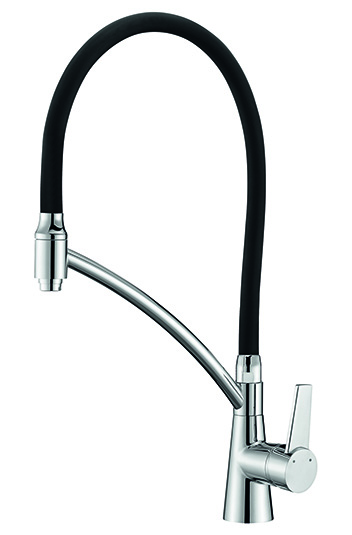 O misturador monocomando (ref. 2267 C81), da linha LorenChef, conta com ducha flexível de longo alcance, emborrachada e revestida de silicone preto, contrastando com o acabamento cromado do resto. Da Lorenzetti. R$ 769,90
