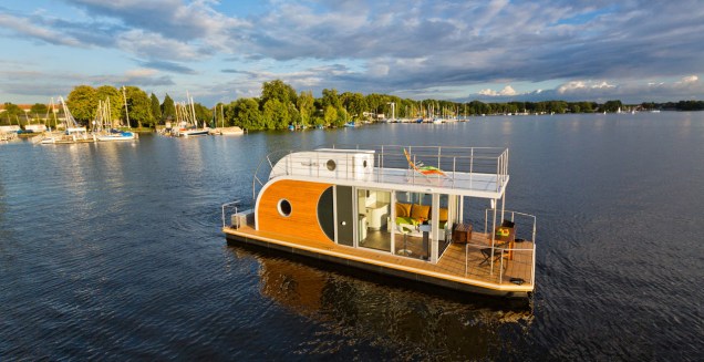 O Nautilus HouseBoats, desenhado pela Nautilus Maxi, é uma casa barco grande o suficiente para abrigar seis pessoas confortavelmente. Um pequeno deck fica no nível mais baixo coberto por um rooftop completo.