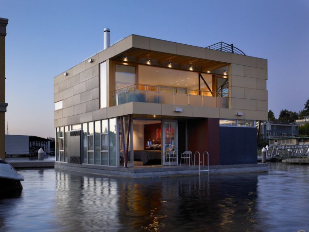 O escritório Vandeventer + Carlander Architects são os autores do Lake Union Floating Home, que fica no Lake Union, em Washington. A casa barco tem dois andares que oferecem diferentes estímulos visuais.