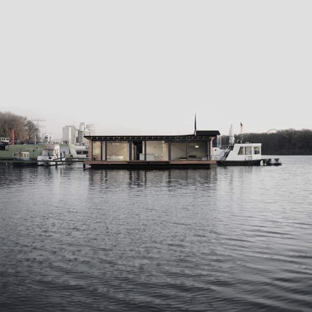Situada no lado Rummerlsburg, em Berlim, na Alemanhã, o barco casa da Welcome Beyond  está disponível para locação. O espaço pode abrigar dois adultos e duas crianças confortavelmente para relaxar na água sem se afastar muito da civilização.