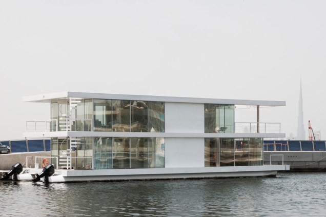 Chamada "O" De Squisito House Boat foi desenhada pela X-Architects com traços retos e contemporâneos e um exterior branco e envidraçado. O nível superior abriga as áreas sociais, enquanto na parte de baixo ficam os quartos, banheiros e a cabine de direção.