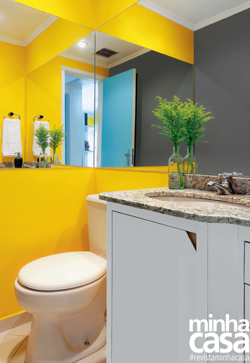 Eis mais uma prova de que cores vivas cabem direitinho no lavabo. O projeto que o arquiteto Rafael Amaral Tenório, de Recife, criou para o apartamento paulistano de seu amigo e conterrâneo, o comediante Murilo Gun, incluiu um trio de paredes tingidas de amarelo – a quarta ganhou a cor cinza. Os amplos espelhos, instalados em duas das superfícies, contribuem para ampliar visualmente o cômodo. Eis mais uma prova de que cores vivas cabem direitinho no lavabo. O projeto que o arquiteto Rafael Amaral Tenório, de Recife, criou para o apartamento paulistano de seu amigo e conterrâneo, o comediante Murilo Gun, incluiu um trio de paredes tingidas de amarelo – a quarta ganhou a cor cinza. Os amplos espelhos, instalados em duas das superfícies, contribuem para ampliar visualmente o cômodo.