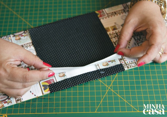 6. Faça o acabamento colando o pedaço menor de cartolina com tecido: a lombada do álbum está pronta!
