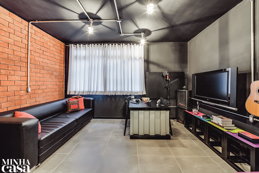 O apê com jeitão de loft é completinho e atende às necessidades do proprietário, que mora sozinho e trabalha em casa.