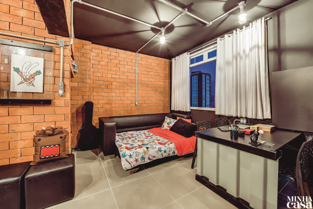 O apê com jeitão de loft é completinho e atende às necessidades do proprietário, que mora sozinho e trabalha em casa. O apê com jeitão de loft é completinho e atende às necessidades do proprietário, que mora sozinho e trabalha em casa.