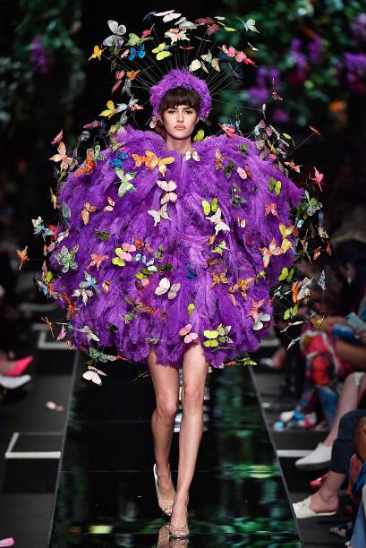 Roupa-flor: para o desfile Primavera/Verão 2018 da Moschino, o estilista Jeremy Scott apostou na proposta de mulheres-buquês. Com penas e borboletas de organza, o modelo conceitual tem preço sob consulta.