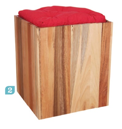 Funciona como assento ou como cachepô o Banco Futon Vermelho. Fabricado em eucalipto, mede 39 x 39 x 45 cm e possui rodinhas. Meu Móvel de Madeira , R$ 330