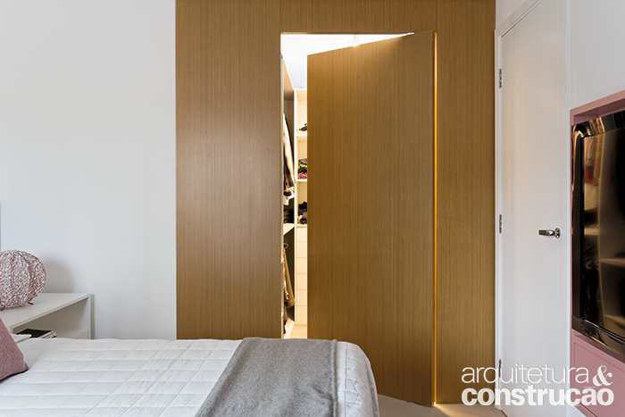 O closet se resume a uma grande caixa
de marcenaria de 1,90 x 2 m. Para adentrá-lo, passase pela porta de freijó de 0,90 x 2,50 m.