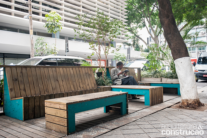 Primeiro da cidade, o parklet da Rua Padre João Manoel comprovou a eficácia da estrutura de pínus autoclavado replicada em grande parte dos 55 projetos espalhados pelo município. Mesmo após tanto tempo da inauguração (2013), ele se mantém como o mais movimentado, recebendo cerca de 400 pessoas por dia.