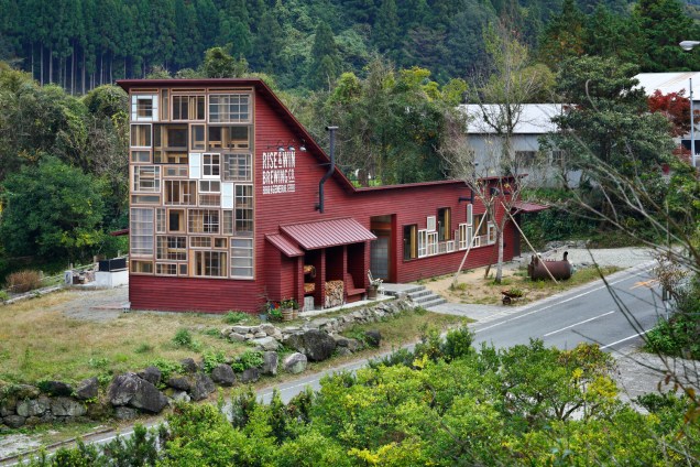 Kamikatz Public House - Japão - Por Hiroshi Nakamura & NAP. Janelas recicladas de casas abandonadas.