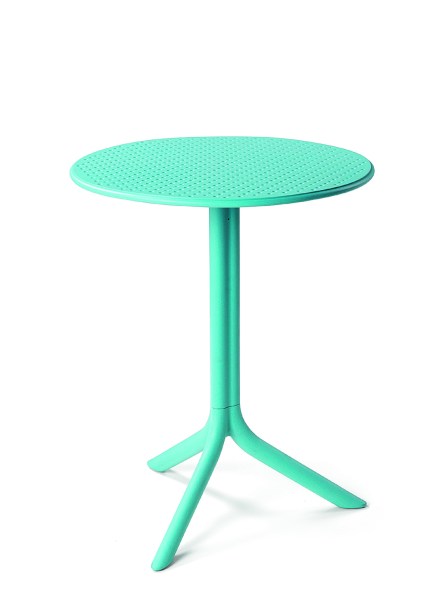 Tom celeste: Para uso externo, a mesinha Spritz(60 x 76 cm) leva fibra de vidro e polipropilenocom proteção anti-UV e pés antiderrapantes. Por R$ 942 na Nardi