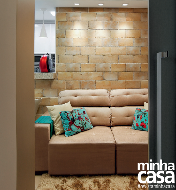 Atrás do sofá, a aparência de tijolos foi conquistada com um truque: placas de cerâmica foram cortadas ao meio e assentadas em fileiras com posições desalinhadas. <span> Projeto do escritório Only Design.</span> Atrás do sofá, a aparência de tijolos foi conquistada com um truque: placas de cerâmica foram cortadas ao meio e assentadas em fileiras com posições desalinhadas. <span> Projeto do escritório Only Design.</span>