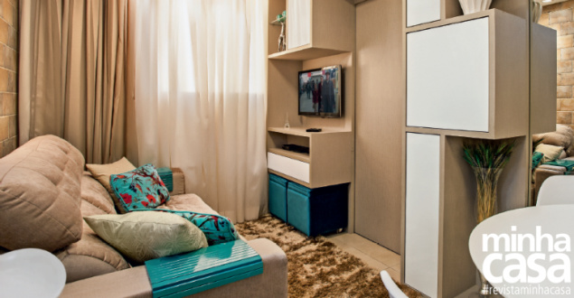 <span>Atrás do sofá, a aparência de tijolos foi conquistada com um truque: placas de cerâmica foram cortadas ao meio e assentadas em fileiras com posições desalinhadas. Projeto do escritório Only Design.</span> <span>Atrás do sofá, a aparência de tijolos foi conquistada com um truque: placas de cerâmica foram cortadas ao meio e assentadas em fileiras com posições desalinhadas. Projeto do escritório Only Design.</span>
