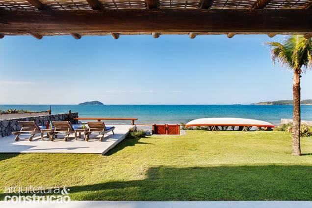 A grama separa o estar da areia. Única interrupção no jardim, o solário com piso de cimento acomoda as espreguiçadeiras, num convite ao relax de frente para o oceano. Repare no pergolado, sustentado por vigas e pilares de eucalipto autoclavado, reforçados com perfil de aço no interior. A grama separa o estar da areia. Única interrupção no jardim, o solário com piso de cimento acomoda as espreguiçadeiras, num convite ao relax de frente para o oceano. Repare no pergolado, sustentado por vigas e pilares de eucalipto autoclavado, reforçados com perfil de aço no interior.