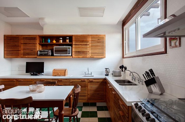 Ladrilhos hidráulicos verdes e brancos desenham quadrados de 40 x 40 cm no piso da cozinha. Nas paredes, cerâmica de 2,5 x 5 cm (Atlas, cor ártico). Bancada de Silestone branco zeus.