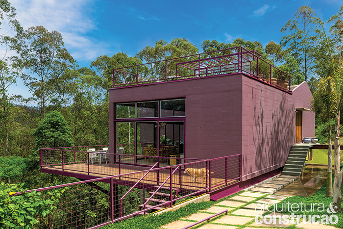 Nesta morada singular, a combinação de cores e materiais dialoga com a natureza