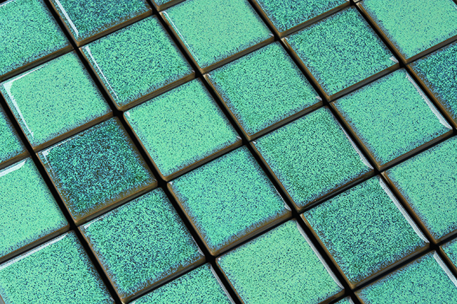 Na cor Verde Maragogi, as pastilhas de porcelana Domus (5 x 5 cm), da Super NG K, lembram pedras naturais.