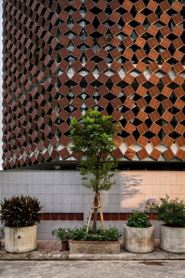 Properly Breathing House - Vietnã - Por H&P Architects. Tijolos reciclados.