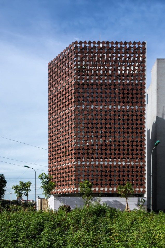 Properly Breathing House - Vietnã - Por H&P Architects. Tijolos reciclados.