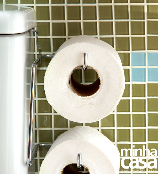 Truque e tanto para economizar espaço e evitar furos na parede: o suporte de inox para dois rolos de papel higiênico fica apoiado na caixa de descarga acoplada ao vaso sanitário.
