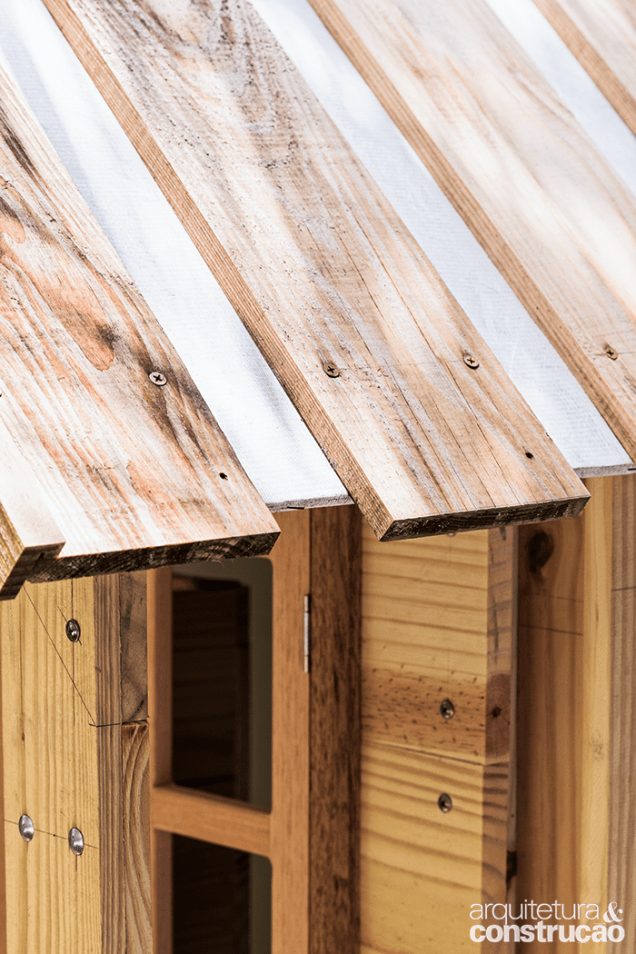 Três camadas formam o telhado: forro de pínus; manta isolante de polietileno (Tyvek, da DuPont), grampeada nos beirais; e acabamento de ripas para simular o visual de telhas.