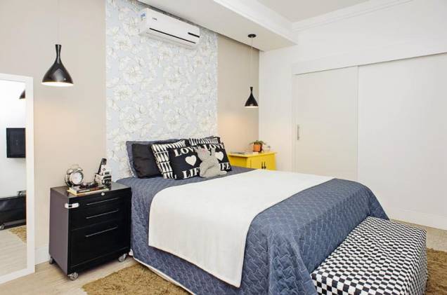 <span>Papel de parede também se apresenta como solução no ambiente – neste caso, aplicado em uma faixa da largura da cama, ele atua como cabeceira. O efeito é realçado pelo contraste da estampa floral com a pintura em tinta acrílica nos trechos restantes da superfície (cor Concreto, ref. 666, da Coral). Projeto da arquiteta Mallu Carregosa.</span> <span>Papel de parede também se apresenta como solução no ambiente – neste caso, aplicado em uma faixa da largura da cama, ele atua como cabeceira. O efeito é realçado pelo contraste da estampa floral com a pintura em tinta acrílica nos trechos restantes da superfície (cor Concreto, ref. 666, da Coral). Projeto da arquiteta Mallu Carregosa.</span>