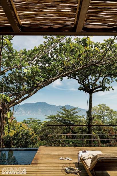 A vista para a cidade de São Sebastião, no litoral paulista, veio de presente com o terreno, em Ilhabela. Implantada na cota mais alta do lote em declive, a construção termina neste deck de cumaru (Madeireira Rezende), protegido pelo guarda-corpo metálico (The Best Toldos).