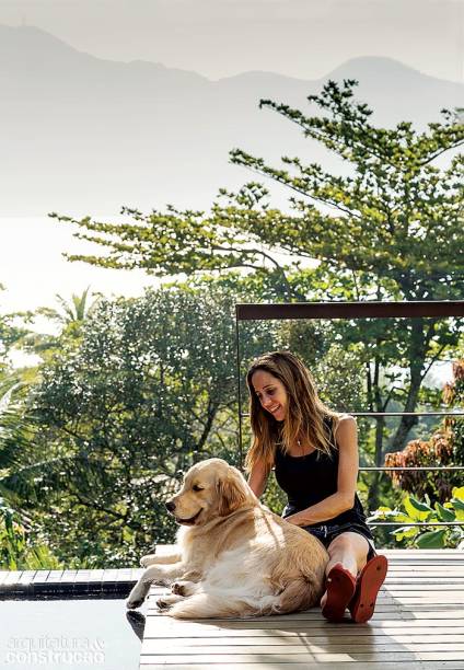 Frequentadora de Ilhabela, a arquiteta Marcella Leite resolveu erguer seu refúgio à beira-mar depois de se mudar de São Paulo para Atibaia, no interior paulista, há cinco anos. “Nossa casa de lazer virou endereço principal e se misturou demais com o trabalho”, fala