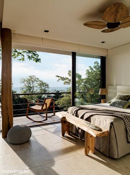 O quarto do casal volta-se para a melhor vista, porém arca com o quente sol da tarde. As persianas e a boa ventilação compensam parte do desconforto. No piso de toda a área interna, porcelanato de 0,60 x 1,20 m (Portobello, Portland Relevo, linha Concretíssyma).