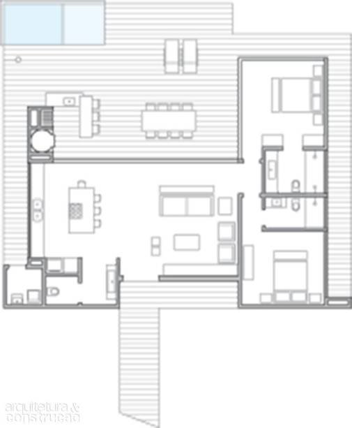 Os 280 m² construídos se repartem igualmente entre os ambientes internos e o deck. A ampliação prevê o uso das prumadas hidráulicas existentes.