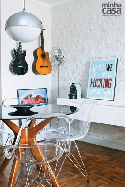 <span>A área de 9m</span><span>2</span><span> parece enxuta, mas é boa o bastante para acolher diferentes estilos de sala sem pedir a troca dos elementos básicos: mesa redonda com tampo de vidro, cadeiras incolores e aparador suspenso. </span>Projeto da arquiteta Beatriz Fujinaka. <span>A área de 9m</span><span>2</span><span> parece enxuta, mas é boa o bastante para acolher diferentes estilos de sala sem pedir a troca dos elementos básicos: mesa redonda com tampo de vidro, cadeiras incolores e aparador suspenso. </span>Projeto da arquiteta Beatriz Fujinaka.