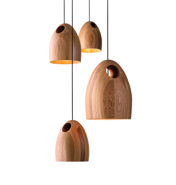 O carvalho maciço com seus veios naturais assumidos dá forma ao pendente Oak (21 x 26 cm). Por AUD 1 094 (dólar australiano) no site do autor, o designer Ross Gardam. O carvalho maciço com seus veios naturais assumidos dá forma ao pendente Oak (21 x 26 cm). Por AUD 1 094 (dólar australiano) no site do autor, o designer Ross Gardam.