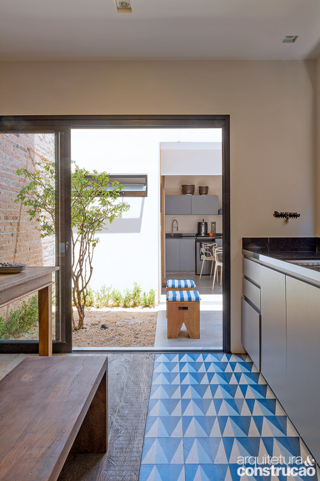 Basta entrar na casa para perceber a amplitude dos espaços, mesmo que enxutos, e avistar o jardim aos fundos. Basta entrar na casa para perceber a amplitude dos espaços, mesmo que enxutos, e avistar o jardim aos fundos.