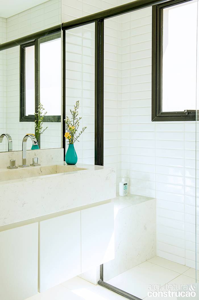 Atemporal, o banheiro em branco e preto soma bancada de m&aacute;rmore pigu&ecirc;s (Pedracor) e azulejos de 7 x 24 cm que aludem ao metr&ocirc; brit&acirc;nico (Linha Liverpool, da Portobello).