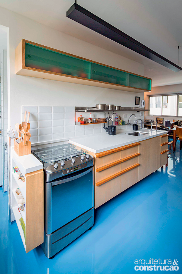 O tom de azul eleito pelos arquitetos do escritório Vapor 324 passeia por toda a área social do apartamento paulistano e comprova a versatilidade do epóxi. O tom de azul eleito pelos arquitetos do escritório Vapor 324 passeia por toda a área social do apartamento paulistano e comprova a versatilidade do epóxi.