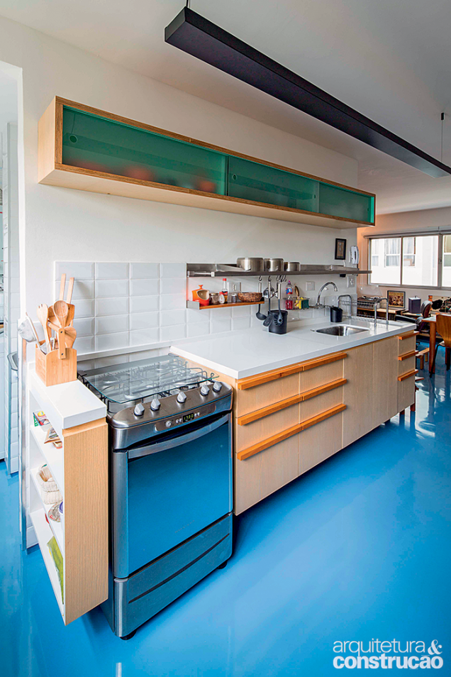 O tom de azul eleito pelos arquitetos do escritório Vapor 324 passeia por toda a área social do apartamento paulistano e comprova a versatilidade do epóxi.