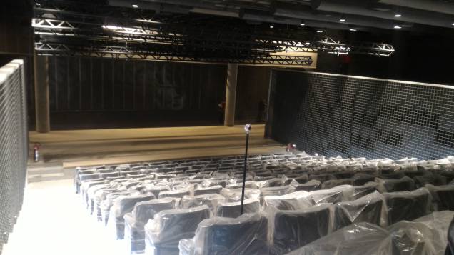 No subsolo, o teatro tem capacidade para 245 pessoas. As laterais da sala são reservadas para os camarotes. No subsolo, o teatro tem capacidade para 245 pessoas. As laterais da sala são reservadas para os camarotes.