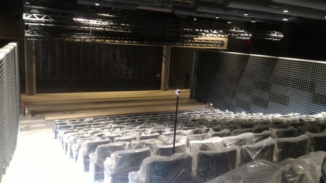 No subsolo, o teatro tem capacidade para 245 pessoas. As laterais da sala são reservadas para os camarotes.