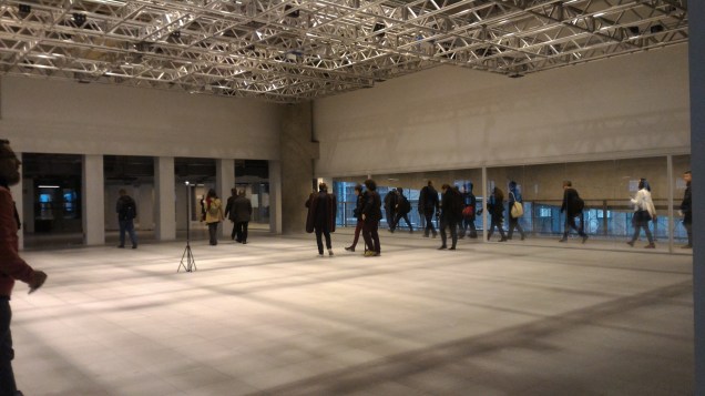O espaço de exposições com área total de 1 300 m² é voltado para receber instalações e mostras.