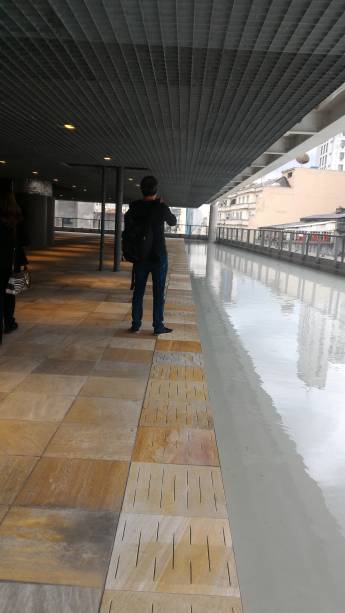 No andar de baixo, o Jardim da Piscina é um amplo espaço aberto cercado por espelho d'água e terá uma cafeteria.