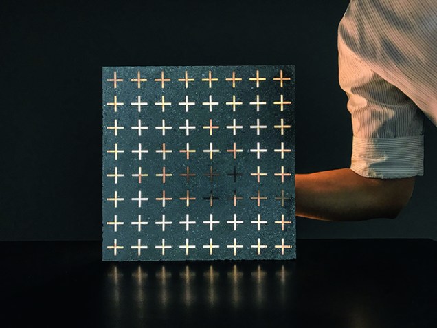 De concreto translúcido, a peça Lumina(30 x 30 cm), da Palazzo, tem pontos com polímeros que permitem trabalhar com retroiluminação.