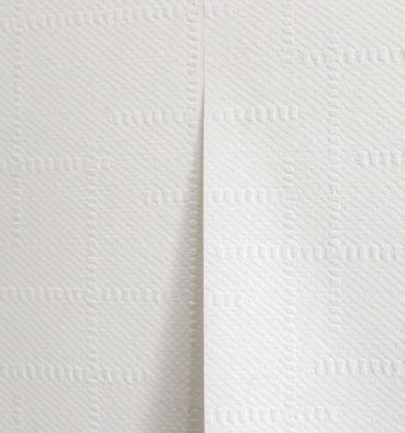 9. Repita os passos  5, 6, 7 e 8, com atenção na hora de casar as estampas, aproximando ao máximo as folhas, nunca as sobrepondo. Siga até cobrir toda a superfície desejada.