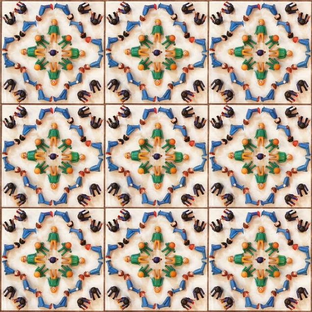 Parede lúdica: artista mineiro cria azulejo de Playmobil Parede lúdica: artista mineiro cria azulejo de Playmobil