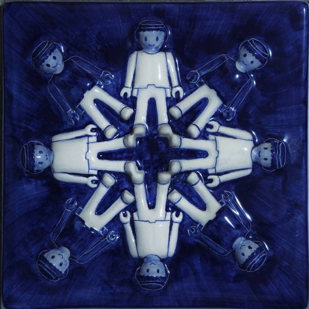 Parede lúdica: artista mineiro cria azulejo de Playmobil