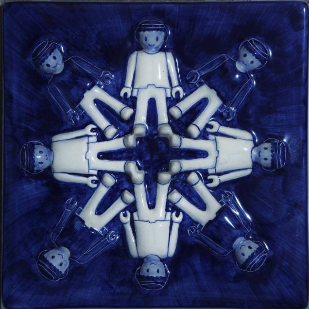 Parede lúdica: artista mineiro cria azulejo de Playmobil Parede lúdica: artista mineiro cria azulejo de Playmobil
