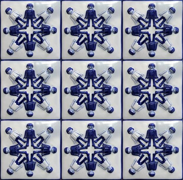 Parede lúdica: artista mineiro cria azulejo de Playmobil