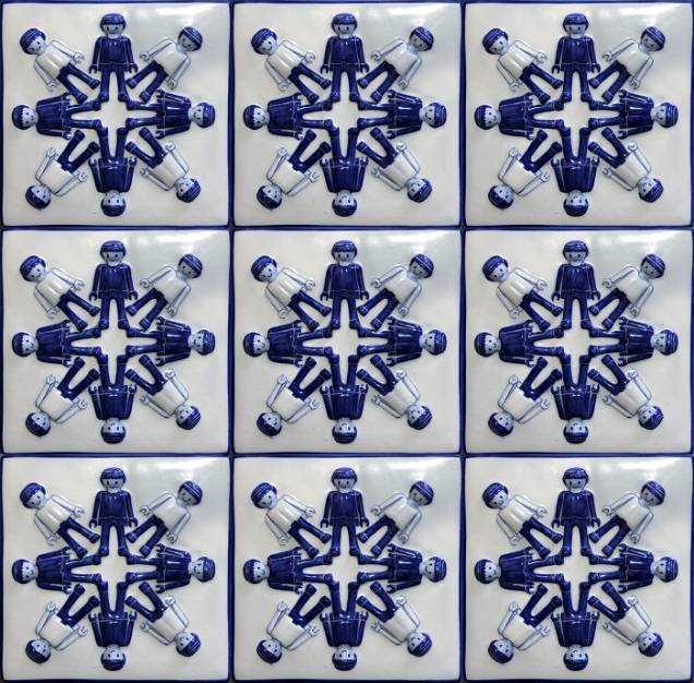 Parede lúdica: artista mineiro cria azulejo de Playmobil Parede lúdica: artista mineiro cria azulejo de Playmobil