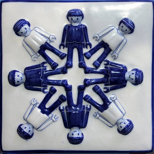 Parede lúdica: artista mineiro cria azulejo de Playmobil Parede lúdica: artista mineiro cria azulejo de Playmobil